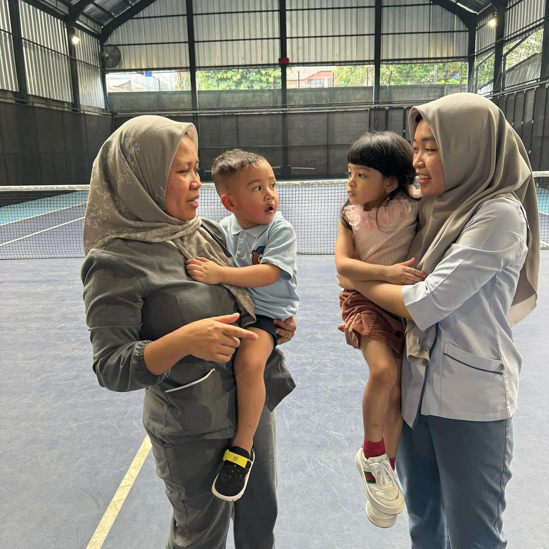 Raffi Ahmadさんのインスタグラム写真 - (Raffi AhmadInstagram)「Minggu Pagi hari bersama keluarga nemenin anak Olahraga bareng biar pada Stronggg .... Seru banget Jan Ethes sama Rafathar 1 on 1 🏀 Cipung malu malu sama Lembah 😍 Gemeeessss .... @janethesdotcom  Akhirnya Rafathar bisa ketemu Ethes lagi setelah sekian lama dan bisa main bareng mereka Happy ❤️」12月10日 15時12分 - raffinagita1717