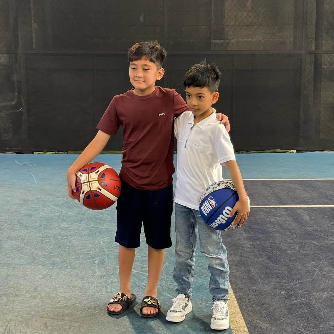 Raffi Ahmadさんのインスタグラム写真 - (Raffi AhmadInstagram)「Minggu Pagi hari bersama keluarga nemenin anak Olahraga bareng biar pada Stronggg .... Seru banget Jan Ethes sama Rafathar 1 on 1 🏀 Cipung malu malu sama Lembah 😍 Gemeeessss .... @janethesdotcom  Akhirnya Rafathar bisa ketemu Ethes lagi setelah sekian lama dan bisa main bareng mereka Happy ❤️」12月10日 15時12分 - raffinagita1717