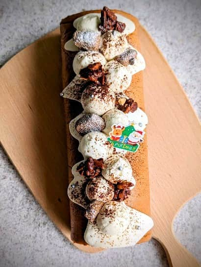 Li Tian の雑貨屋のインスタグラム：「Orders open for 🎄 Menu:  ⭐ Kinako fromage roll (non-alcohol, non-caffeine) -$56/24 cm roll  kinako custard, japanese black sugar sponge, fromage chantilly, kinako crumbles, raspberry compote, spiced almonds   ⭐ Chocolate rochers $24/pack of 450g   21 Dec 3-5pm  22 Dec 12-5pm  23 Dec 1-3pm (FULL)  24 Dec 12-2pm.   Kindly DM to order. Thank you! ☺️  Notes: rochers can be kept for 2 months in fridge while roll is best consumed on the same day of collection   #dairycreamkitchen #cakes #chocolates  #christmas #festivebakes」