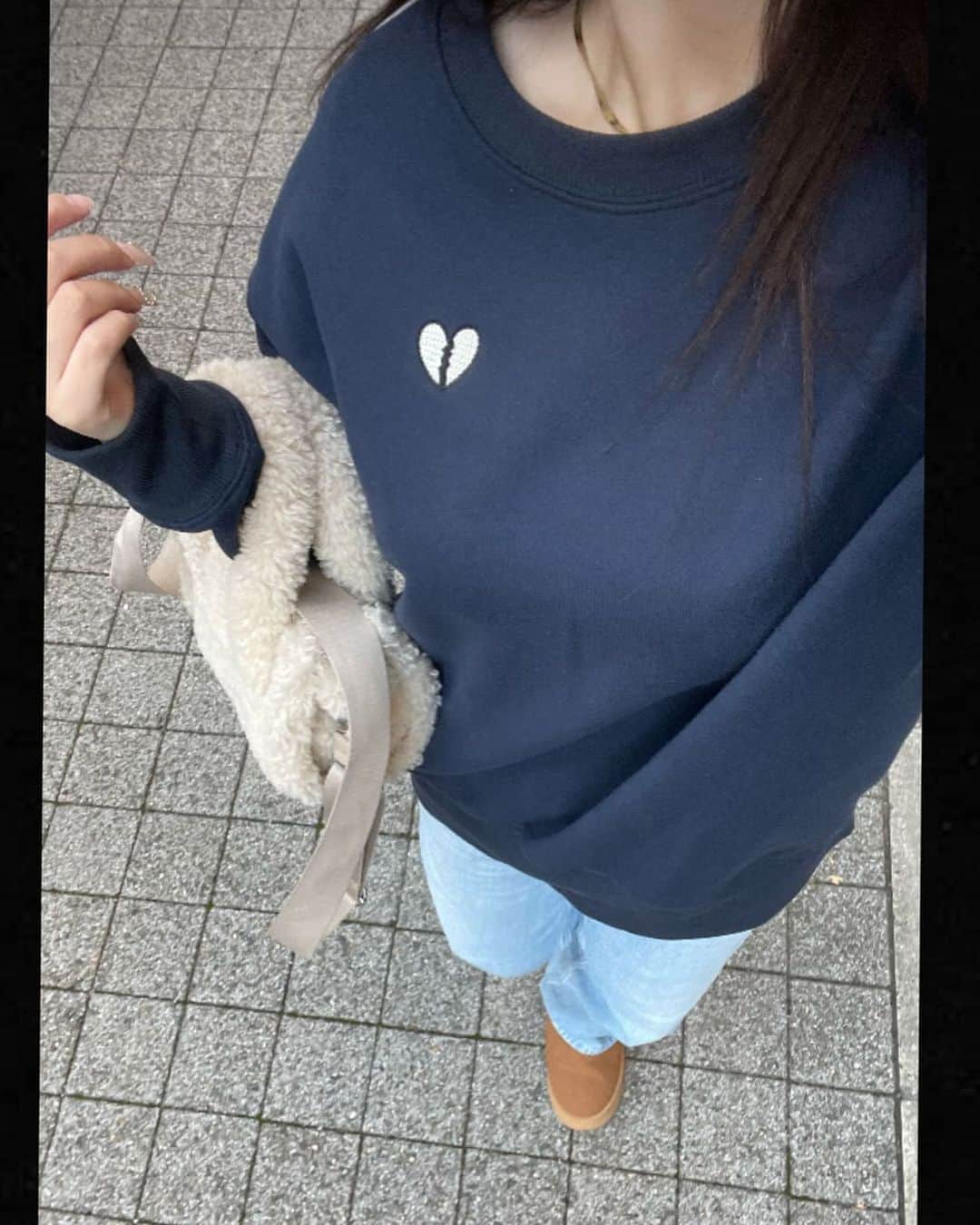 浅井マリサさんのインスタグラム写真 - (浅井マリサInstagram)「もう12月はやいねぇ でもまだまだあつい😹  やっぱり冬もゆるコーデが1番☝🏼🩶 このトレーナーめちゃくちゃ可愛いでしょ〜🤭💕💕 このトレーナーは @sensam.official さんのです🤍 分厚さも丈感もどタイプすぎて、愛用確定^ ^♡ こういうトレーナーってなんでも合うし着やすいからダイスキ😆💚 他にもめちゃかわなニットやトレーナーがあるからチェックしてみてネ☑️  カヌちゃんお誕生日&立ち上げおめでとう🩷🩷🩷  @sensam.official @favclo.official #pr #sensam #センサム #トレーナー #トレーナーコーデ」12月10日 20時59分 - marisa_a_egg