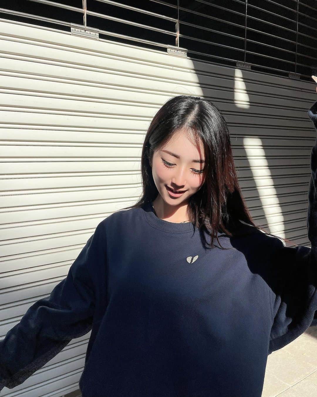 浅井マリサさんのインスタグラム写真 - (浅井マリサInstagram)「もう12月はやいねぇ でもまだまだあつい😹  やっぱり冬もゆるコーデが1番☝🏼🩶 このトレーナーめちゃくちゃ可愛いでしょ〜🤭💕💕 このトレーナーは @sensam.official さんのです🤍 分厚さも丈感もどタイプすぎて、愛用確定^ ^♡ こういうトレーナーってなんでも合うし着やすいからダイスキ😆💚 他にもめちゃかわなニットやトレーナーがあるからチェックしてみてネ☑️  カヌちゃんお誕生日&立ち上げおめでとう🩷🩷🩷  @sensam.official @favclo.official #pr #sensam #センサム #トレーナー #トレーナーコーデ」12月10日 20時59分 - marisa_a_egg