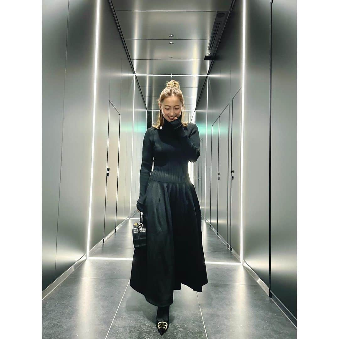 栗原佐知子のインスタグラム：「✴︎ ブラックワンピースばかりになる… 私のホリデーシーズン🪅 . これは大好きな @haengnae_official 🖤🖤🖤 . ニット素材だけど立体的、 肩パッド（取り外し可能）がヘンネらしい🫶 . . 珍しくmovie入れてみた🎥笑 . #outfit #fashion #ootd #coordinate #instafashion #haengnae #ad #balenciaga #markcross #magnoliawhitejewelry #コーディネート #コーデ #今日のコーデ #ファッション #冬コーデ」