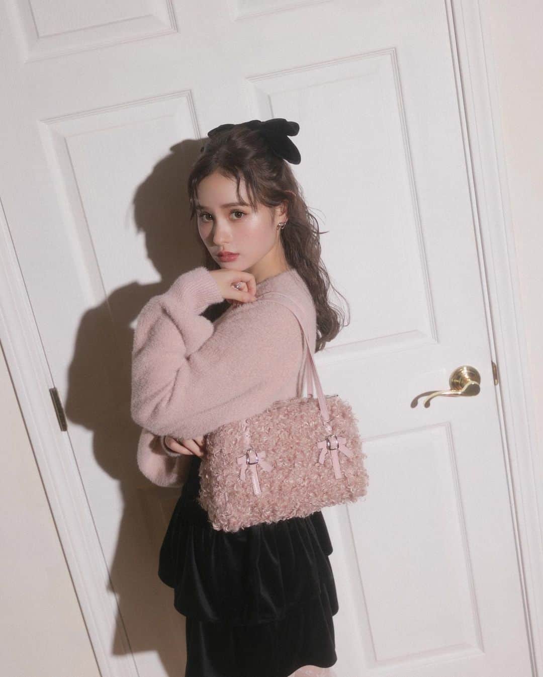 BUBBLESさんのインスタグラム写真 - (BUBBLESInstagram)「ㅤㅤㅤㅤㅤㅤㅤㅤㅤㅤㅤㅤㅤ ㅤㅤㅤㅤㅤㅤㅤㅤㅤㅤㅤㅤㅤ BUBBLES New Collection Winter / December,2023  ☑︎ poodle fur bag ¥7,900+tax color :  pink / ivory / black https://www.sparklingmall.jp/c/sparklingmall_all/BS71371 ㅤㅤㅤㅤㅤㅤㅤㅤㅤㅤㅤ _____________________________________________  #bubbles #bubblestokyo  #bubbles_shibuya #bubbles_shinjuku #bubblessawthecity #bubbles #new #clothing #fashion #style #styleinspo #girly #classicalgirly #brushgirly #harajuku #shibuya #newarrival #october #aw #December #winter #holiday #2023_BUBBLES #December2023_BUBBLES」12月10日 21時00分 - bubblestokyo