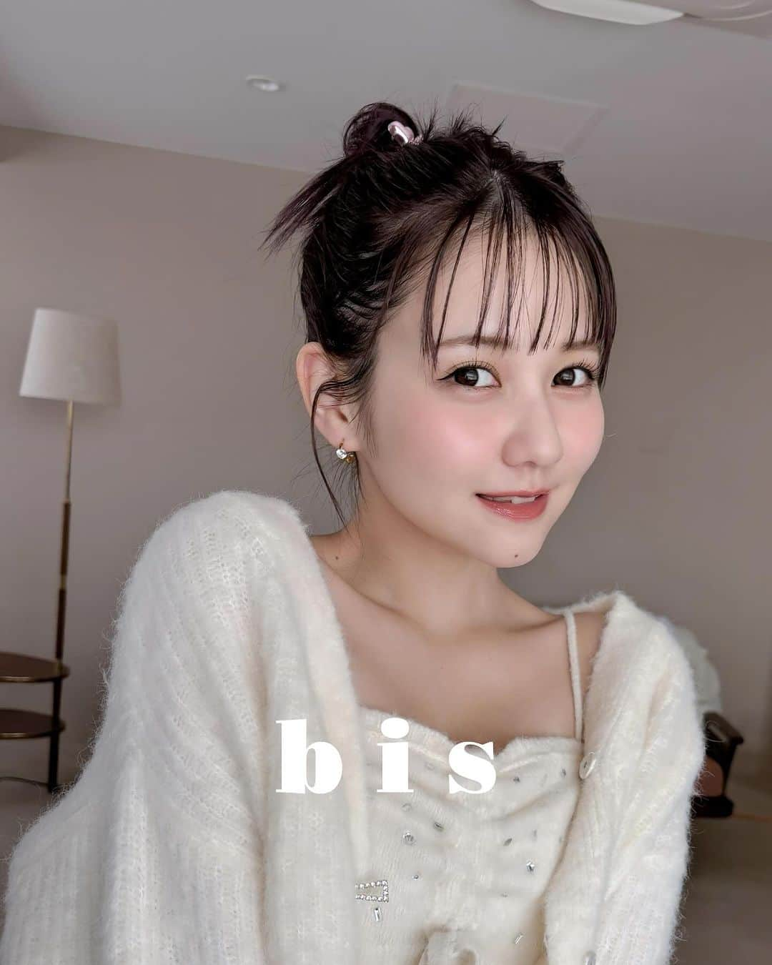 bis_web bis [ビス] のインスタグラム：「𓊆𝙾𝙵𝙵 𝚂𝙷𝙾𝚃 & 𝙿𝚁𝙴𝚂𝙴𝙽𝚃𓊇  発売中の《#𝗯𝗶𝘀𝟭月号》 から #佐藤ノア ちゃんのオフショをお届け🧠 サイン入りチェキプレゼントもあるよ🫶🏻 ┈┈┈┈┈┈┈┈┈┈┈┈┈┈ 𓊆 𝙿𝚁𝙴𝚂𝙴𝙽𝚃 𓊇 ノアちゃんのサイン入り チェキをプレゼント🎀  応募方法　 ・ @bis_web をフォロー ・この投稿にいいね♥ ・この投稿に 「今年のベストコスメ」を コメントすると当選確率が アップするよ🎄❄️🎀  応募期間 12月24日（日）まで ご応募お待ちしてます.ᐟ.ᐟ ┈┈┈┈┈┈┈┈┈┈┈┈┈┈ #bis_web」