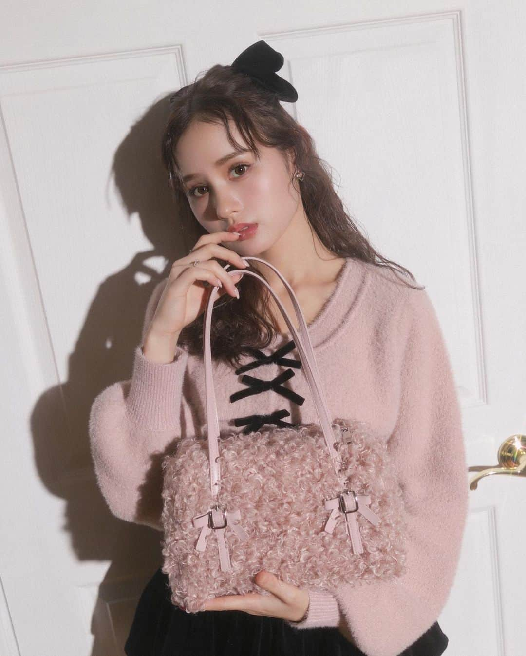 BUBBLESさんのインスタグラム写真 - (BUBBLESInstagram)「ㅤㅤㅤㅤㅤㅤㅤㅤㅤㅤㅤㅤㅤ ㅤㅤㅤㅤㅤㅤㅤㅤㅤㅤㅤㅤㅤ BUBBLES New Collection Winter / December,2023  ☑︎ poodle fur bag ¥7,900+tax color :  pink / ivory / black https://www.sparklingmall.jp/c/sparklingmall_all/BS71371 ㅤㅤㅤㅤㅤㅤㅤㅤㅤㅤㅤ _____________________________________________  #bubbles #bubblestokyo  #bubbles_shibuya #bubbles_shinjuku #bubblessawthecity #bubbles #new #clothing #fashion #style #styleinspo #girly #classicalgirly #brushgirly #harajuku #shibuya #newarrival #october #aw #December #winter #holiday #2023_BUBBLES #December2023_BUBBLES」12月10日 21時00分 - bubblestokyo