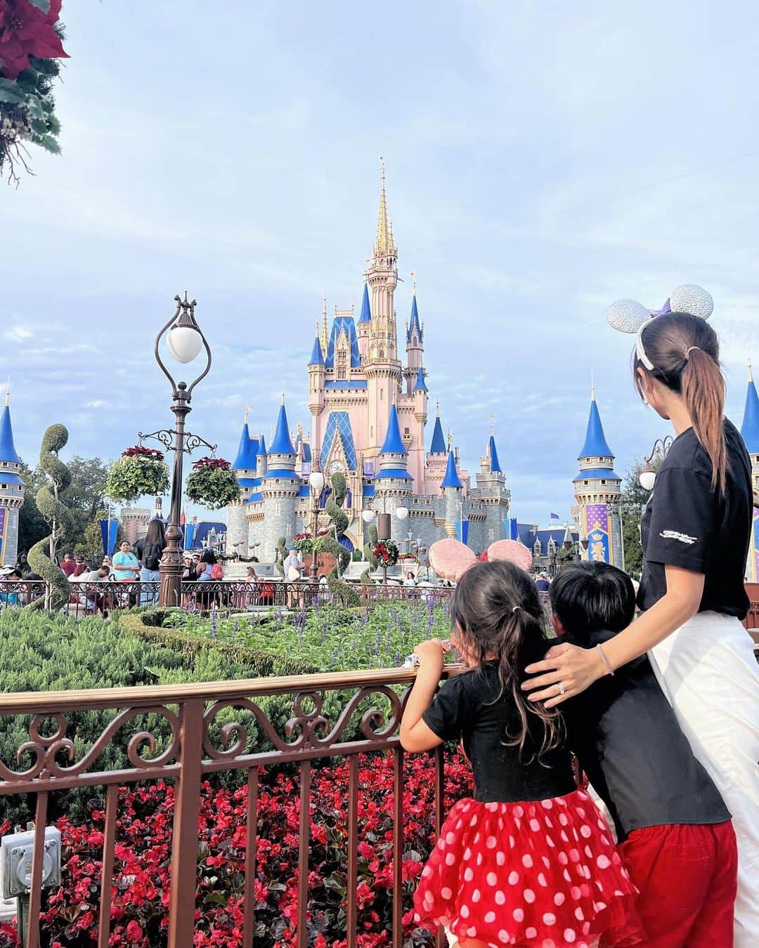 Remiのインスタグラム：「WDW🏰land ful of dreams🫶🏽 アフリカから大西洋を横断し、アメリカ、フロリダに来ています🇺🇸  世界最大のディズニーリゾート、ディズニーワールドを満喫して、今頃は夢のディズニークルーズ！！🛳  初めて予約投稿機能を使ってみた🙌🏼 しばらくデジタルデトックスして満喫してきます🤞🏽🌴🍹  ———— 📍Orland, FL, USA🇿🇦 🏰 Walt Disney World @waltdisneyworld  🗓 2023.12.1-6  世界一周日記はアメブロ& @hh.channel2023 にて🎬  #ディズニーワールド #WDW #ウォルトディズニーワールド #子連れディズニー #マジックキングダム #子連れ旅行 #子連れ世界一周 #世界一周中 #世界一周旅行 #WaltDisneyWorld #disneyworld #magickingdom #disneychristmas #worldroundtrip #remi_world2023」