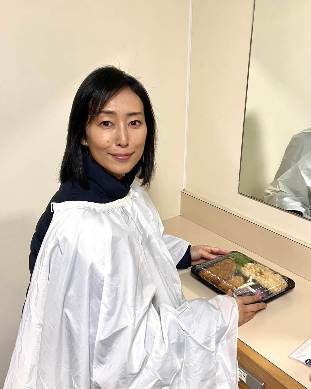 木村多江のインスタグラム：「お仕事中〜  衣装を 汚さないように  ヘアカットクロスを つけて 食べてますよぉ。  みなさん 少しでも  ほっとする 時間を 作ってくださいね😊」