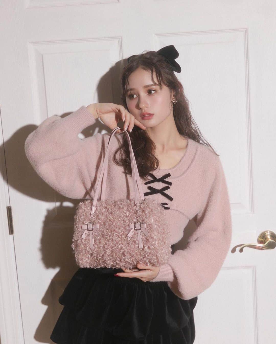 BUBBLESさんのインスタグラム写真 - (BUBBLESInstagram)「ㅤㅤㅤㅤㅤㅤㅤㅤㅤㅤㅤㅤㅤ ㅤㅤㅤㅤㅤㅤㅤㅤㅤㅤㅤㅤㅤ BUBBLES New Collection Winter / December,2023  ☑︎ poodle fur bag ¥7,900+tax color :  pink / ivory / black https://www.sparklingmall.jp/c/sparklingmall_all/BS71371 ㅤㅤㅤㅤㅤㅤㅤㅤㅤㅤㅤ _____________________________________________  #bubbles #bubblestokyo  #bubbles_shibuya #bubbles_shinjuku #bubblessawthecity #bubbles #new #clothing #fashion #style #styleinspo #girly #classicalgirly #brushgirly #harajuku #shibuya #newarrival #october #aw #December #winter #holiday #2023_BUBBLES #December2023_BUBBLES」12月10日 21時00分 - bubblestokyo