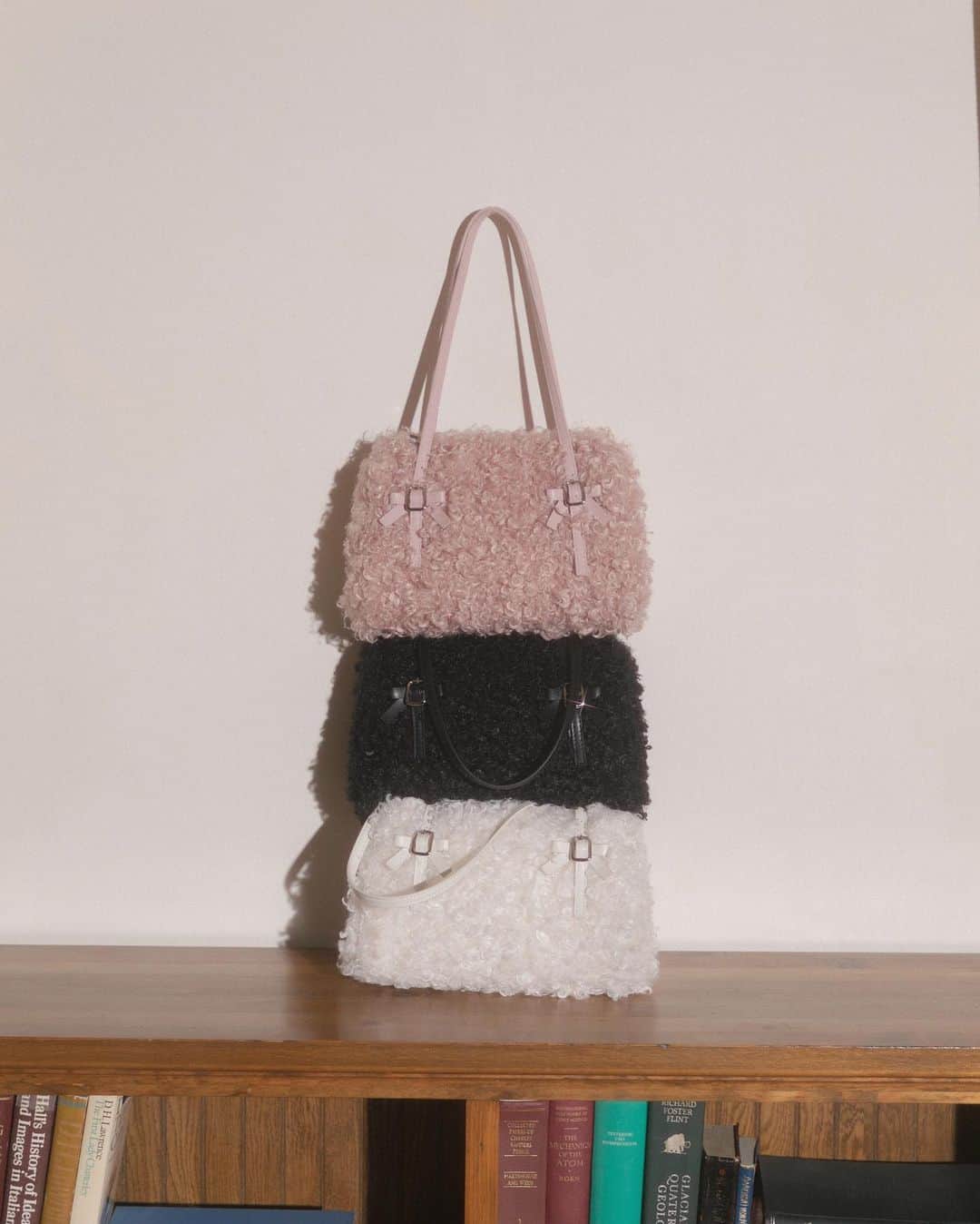 BUBBLESさんのインスタグラム写真 - (BUBBLESInstagram)「ㅤㅤㅤㅤㅤㅤㅤㅤㅤㅤㅤㅤㅤ ㅤㅤㅤㅤㅤㅤㅤㅤㅤㅤㅤㅤㅤ BUBBLES New Collection Winter / December,2023  ☑︎ poodle fur bag ¥7,900+tax color :  ivory / black / pink https://www.sparklingmall.jp/c/sparklingmall_all/BS71371 ㅤㅤㅤㅤㅤㅤㅤㅤㅤㅤㅤ _____________________________________________  #bubbles #bubblestokyo  #bubbles_shibuya #bubbles_shinjuku #bubblessawthecity #bubbles #new #clothing #fashion #style #styleinspo #girly #classicalgirly #brushgirly #harajuku #shibuya #newarrival #october #aw #December #winter #holiday #2023_BUBBLES #December2023_BUBBLES」12月10日 21時00分 - bubblestokyo