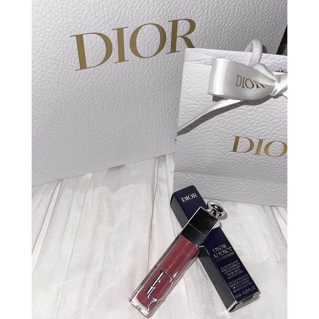 吉田恵芽のインスタグラム：「♡♡♡  ぷるぷるりっぷ🎀🤍  #吉田恵芽 #05 #ljk  #Dior #ディオール #マキシマイザー #マキシマイザー026 #リップグロス #ぷるぷるリップ #艶リップ #コスメ #デパコス」