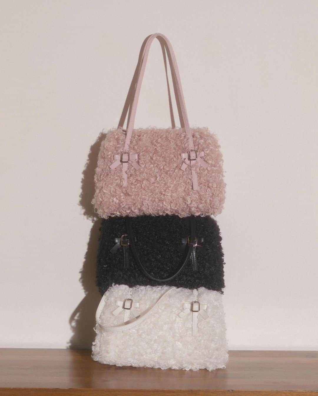 BUBBLESさんのインスタグラム写真 - (BUBBLESInstagram)「ㅤㅤㅤㅤㅤㅤㅤㅤㅤㅤㅤㅤㅤ ㅤㅤㅤㅤㅤㅤㅤㅤㅤㅤㅤㅤㅤ BUBBLES New Collection Winter / December,2023  ☑︎ poodle fur bag ¥7,900+tax color :  ivory / black / pink https://www.sparklingmall.jp/c/sparklingmall_all/BS71371 ㅤㅤㅤㅤㅤㅤㅤㅤㅤㅤㅤ _____________________________________________  #bubbles #bubblestokyo  #bubbles_shibuya #bubbles_shinjuku #bubblessawthecity #bubbles #new #clothing #fashion #style #styleinspo #girly #classicalgirly #brushgirly #harajuku #shibuya #newarrival #october #aw #December #winter #holiday #2023_BUBBLES #December2023_BUBBLES」12月10日 21時03分 - bubblestokyo