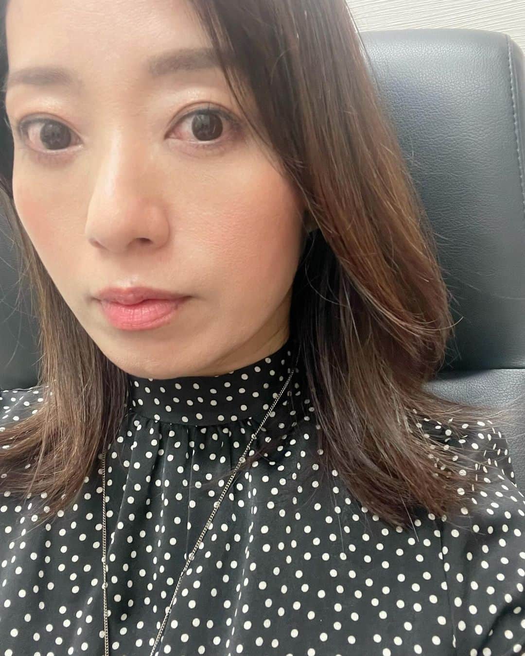 Hikari Noguchi 野口 光のインスタグラム：「突然顔のアップ失礼します🙏夫と息子が午後友達と遊びに行ってるので、1人時間に嬉々として美容皮膚科に行きピーリングと光治療とイオン導入を受ける図です（施術前） 40歳越えたあたりから、気になることがあったらエステではなく皮膚科に行くようにしています。気軽さは欠けますが皮膚科の方が解決が早い気がしており…エステの心地よさも捨てがたいですが(笑) 顔の骨格が、エラや頬骨がしっかりしていてたるみにくいため、たるみやシワの治療は受けたことないです。 #美容 #美容好きな人と繋がりたい #美容皮膚科」