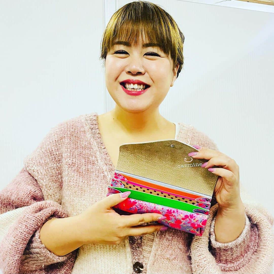 竹内知咲さんのインスタグラム写真 - (竹内知咲Instagram)「ますみ🆕財布👛‼️色多〜〜〜！！！  #天才ピアニスト #天才ピアニストますみ」12月10日 15時34分 - tensai_pianist.takeuchi