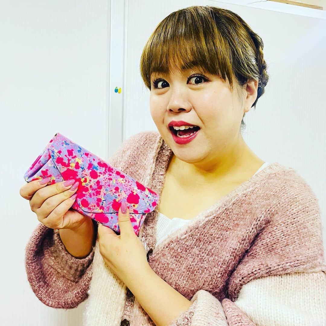 竹内知咲さんのインスタグラム写真 - (竹内知咲Instagram)「ますみ🆕財布👛‼️色多〜〜〜！！！  #天才ピアニスト #天才ピアニストますみ」12月10日 15時34分 - tensai_pianist.takeuchi