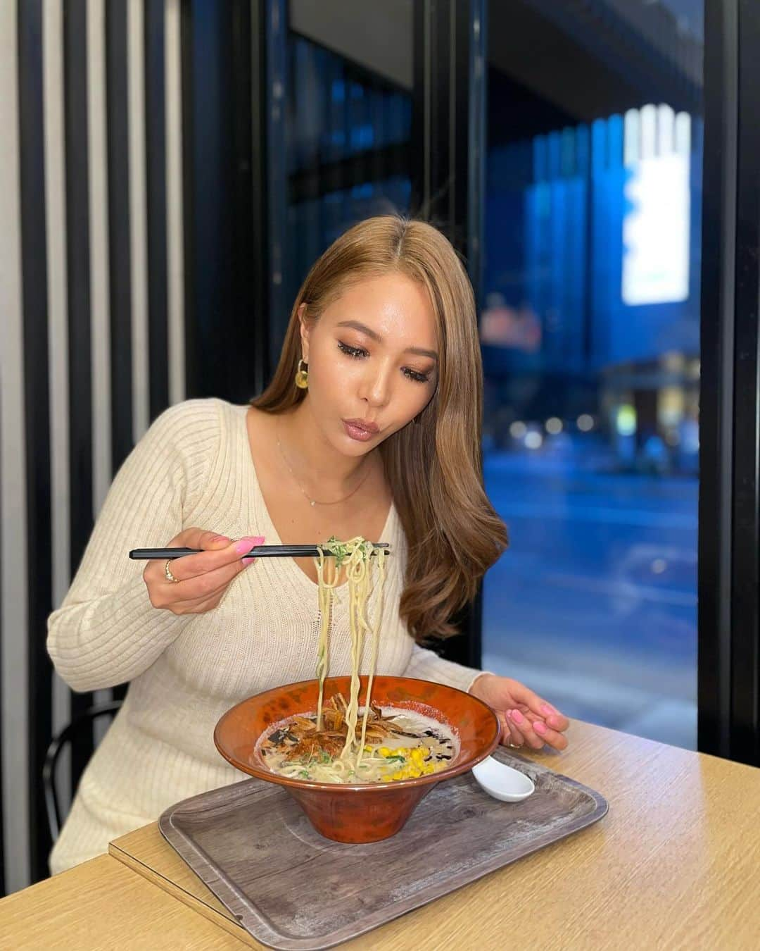 エリカ・セイラのインスタグラム：「#PR @tokyo.vege.ramen.vejin  プラントベース白湯味噌ラーメン🍜 コクがあって、ピリッと辛くて美味しい～😋  #Ramen #ramennoodles #tokyoramen #Shinjuku #shinjukutokyo #新宿 #新宿ラーメン#新宿グルメ #新宿ランチ #新宿ディナー #ラーメン#ラーメン部 #麺スタグラム #tokyovegan #vegan #vegansintokyo #veganfood #plantbased #veganramen #ヴィーガン #ヴィーガンラーメン #vegetarian #ラーメン女子#プラントベース#ベジタリアン #veganfoodshare #japanesetood #japaneserestaurant #japaneseramen」