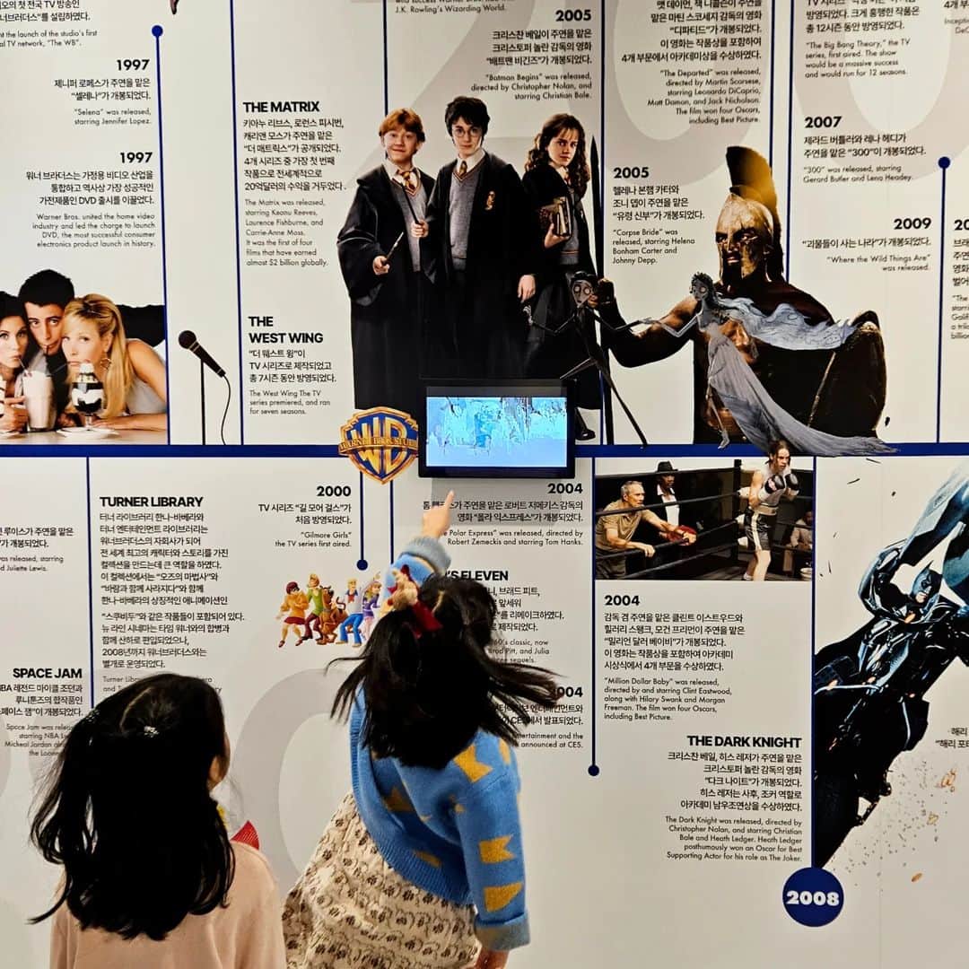 ソ・ユジンのインスタグラム：「#해리포터 가 있는 곳엔 어디든 달려가고 싶다는 우리집아이들 ㅎㅎ  #해리포터스튜디오 가야하나 ㅎㅎ 여긴 #워너브라더스100주년특별전」