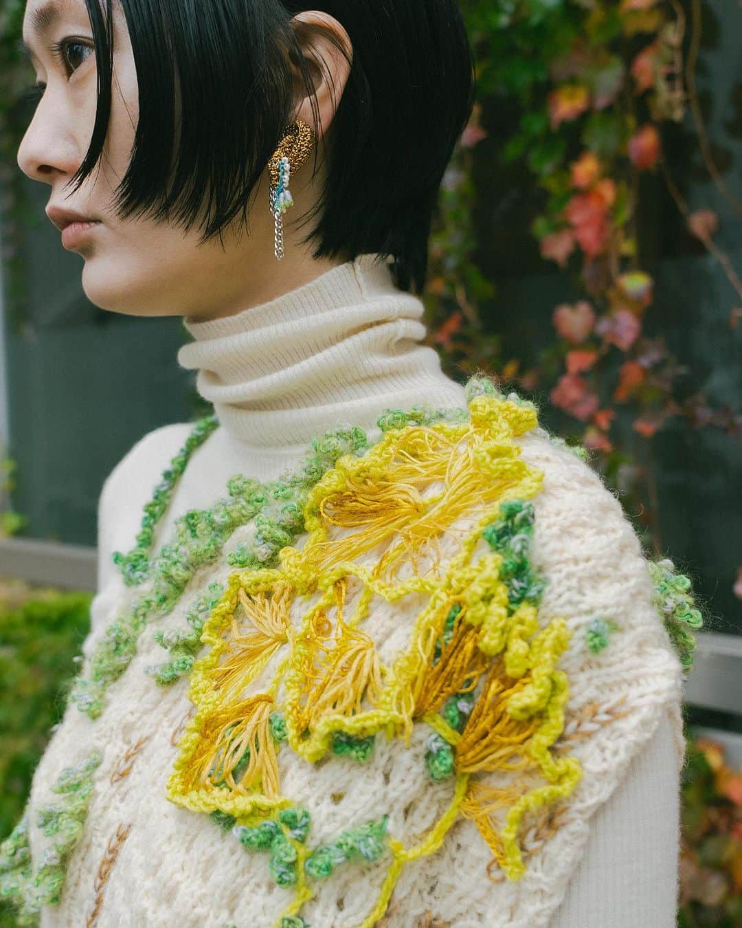 蓮沼千紘さんのインスタグラム写真 - (蓮沼千紘Instagram)「開催中です🔈  knitted dress & bent ascus bodyearrings .  • [moss meets slime] 会期：2023年12月9日（土)～12月19日（日） 会場：ハウス@ミキリハッシン オウセツマ 東京都渋谷区神宮前5-42-1 TEL: 03-3486-7673 OPEN/CLOSE ： 平日 15:00-20:00 休日 12:00-20:00 定休日：水曜日（祝日は除く） •Credit photo: Kana Nogami hair&make Yuro Sato mode Ran Fans Raniar direction: house@mikirihassin  #mossmeetsslimemold #moss#slimemold #苔#変形菌#粘菌　 #knit#knitwork#handwork#knitting  #handknit#artwork#knitwear#knitdress  #ハウスミキリハッシン#aneddy#knitlabel #chihirohasunuma #Aoyama#tokyo #青山#東京」12月10日 15時45分 - knitchihiro