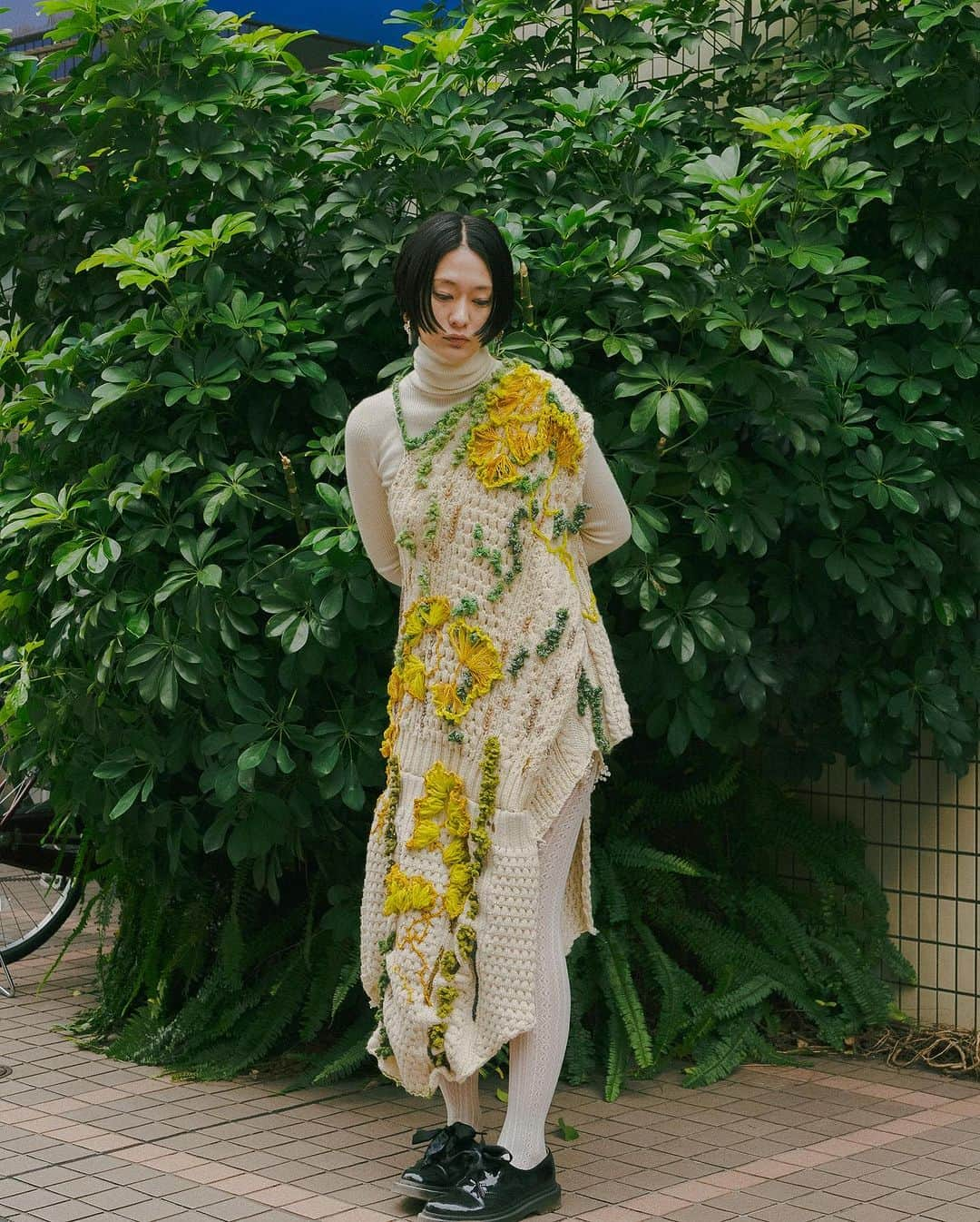 蓮沼千紘さんのインスタグラム写真 - (蓮沼千紘Instagram)「開催中です🔈  knitted dress & bent ascus bodyearrings .  • [moss meets slime] 会期：2023年12月9日（土)～12月19日（日） 会場：ハウス@ミキリハッシン オウセツマ 東京都渋谷区神宮前5-42-1 TEL: 03-3486-7673 OPEN/CLOSE ： 平日 15:00-20:00 休日 12:00-20:00 定休日：水曜日（祝日は除く） •Credit photo: Kana Nogami hair&make Yuro Sato mode Ran Fans Raniar direction: house@mikirihassin  #mossmeetsslimemold #moss#slimemold #苔#変形菌#粘菌　 #knit#knitwork#handwork#knitting  #handknit#artwork#knitwear#knitdress  #ハウスミキリハッシン#aneddy#knitlabel #chihirohasunuma #Aoyama#tokyo #青山#東京」12月10日 15時45分 - knitchihiro