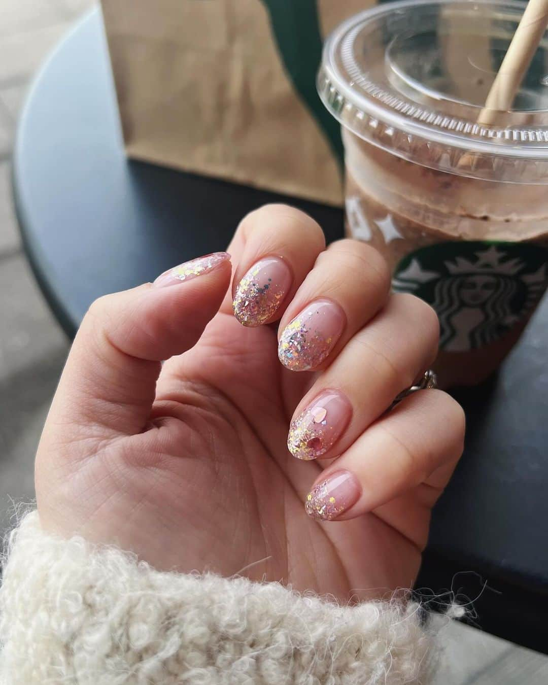 Rionaさんのインスタグラム写真 - (RionaInstagram)「.  christmas nail 🎄.*  珍しくハートとか入れちゃって 新鮮で気に入ってる、、🦌❤️‍🔥  @yayoi_vyv ちゃんありがとう🩷  . #クリスマスネイル #クリスマスネイルデザイン  #ママネイル #ネイルデザイン #シンプルネイル  #男の子ママ #兄弟ママ #子育てママ #3歳差育児」12月10日 15時45分 - riiioona