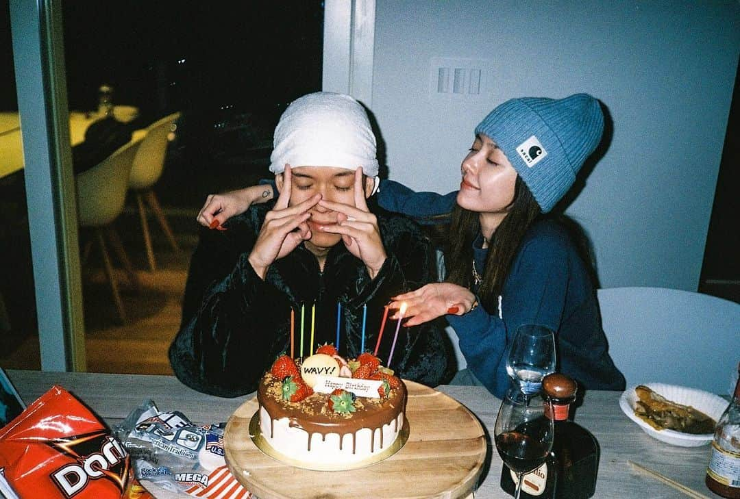 Niinaさんのインスタグラム写真 - (NiinaInstagram)「WAVY今年のbirthdayは忙しいし Rickyも最近birthdayだったし！！ みんなでお先に一泊してお祝い🥂 絶対こんな家買おうね〜😆 帰りたくなかったなぁ。素敵な宿 富士山パワーも頂いて良い週末🗻 Thank you @airbnb for covering the stay♡ best family trip ever🫣」12月10日 15時48分 - niina__official