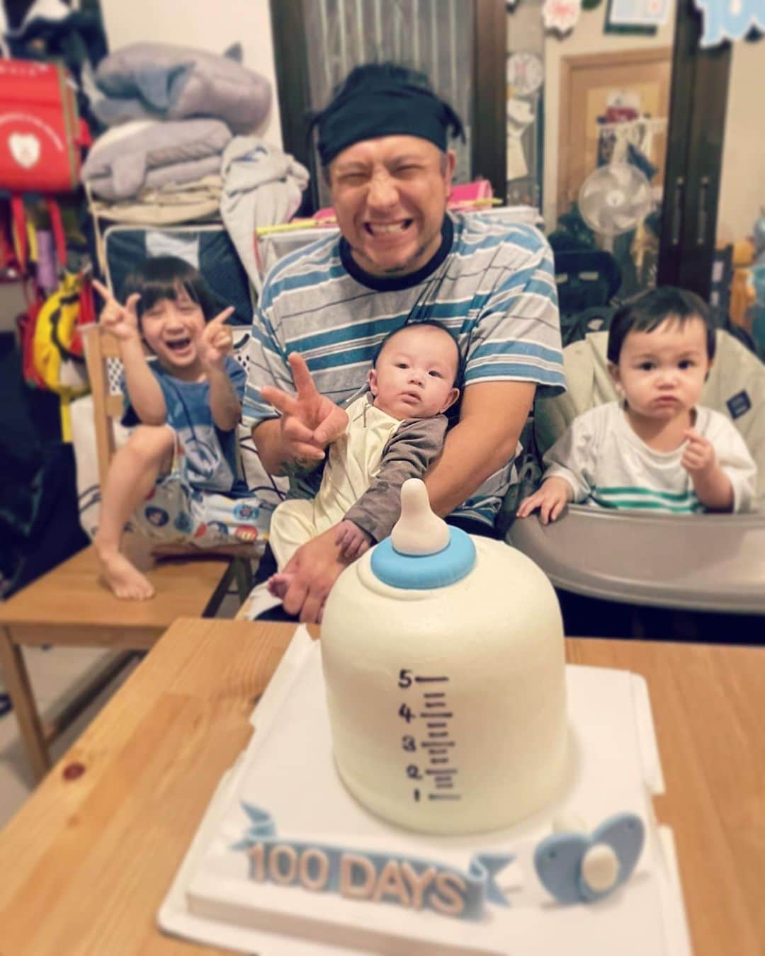 スティーブン・チョンのインスタグラム：「張天樂終於100日啦，希望佢少病少痛快高長大！ @happy.sprinkles.hk  by the way佢哋嘅蛋糕又好食又唔甜小朋友食到舔舔脷，多謝你哋嘅蛋糕，多謝你哋一直以來嘅支持，大家如果想叫蛋糕嘅話可以搵吓呢位媽媽 ！」