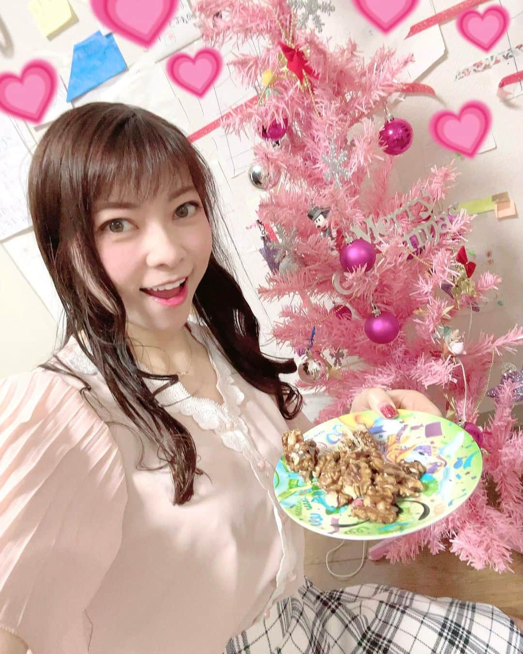 DJ MIYAさんのインスタグラム写真 - (DJ MIYAInstagram)「やっほーぉ❤️うちのChristmas Treeはピンク🩷このまえ甥っ子くんや姪っ子ちゃんたちと一緒に飾り付けしたよ♡  月に100km以上ランニングしているtrainee.  ワークアウトのしすぎは逆に疾病へのリスクが高まるのでほどほどにしています  美味しい蜂蜜くるみ❤️ナッツ大好きだけど特にくるみ好きですぅ♡  抗酸化作用のあるくるみはカリウムも摂れるし 美容にもいいかもー🎵  この蜂蜜くるみとプレーンヨーグルトを一緒に食べるようにしていてたんぱく質も多く摂れるようにしてまーす  ごちそうさまでーした*\(^o^)/*  https://item.rakuten.co.jp/cauhome/cauwalnuts/  祝㊗️新店感謝祭 2,000円以上 20％OFF https://rb.gy/5sxg7j  #女神のウキウキ習慣 #無農薬くるみ #無添加くるみ #お取り寄せグルメ  #お取りよせ　#無農薬生くるみ #蜂蜜くるみ #なつめと生くるみのパワーサンド #胡桃 #くるみ #トレーニング女子 #ワークアウト女子 #ランナー #ランニング女子 #美と健康 #いつも元気 #ランニング  #カリウム #栄養管理 #栄養補給 #胡桃好き #くるみ好き #ワークアウト #フィットネス女子 #ナッツ #ナッツ好き #美容好き #美容 #健康的 #トレーニー」12月10日 16時07分 - dj_miya