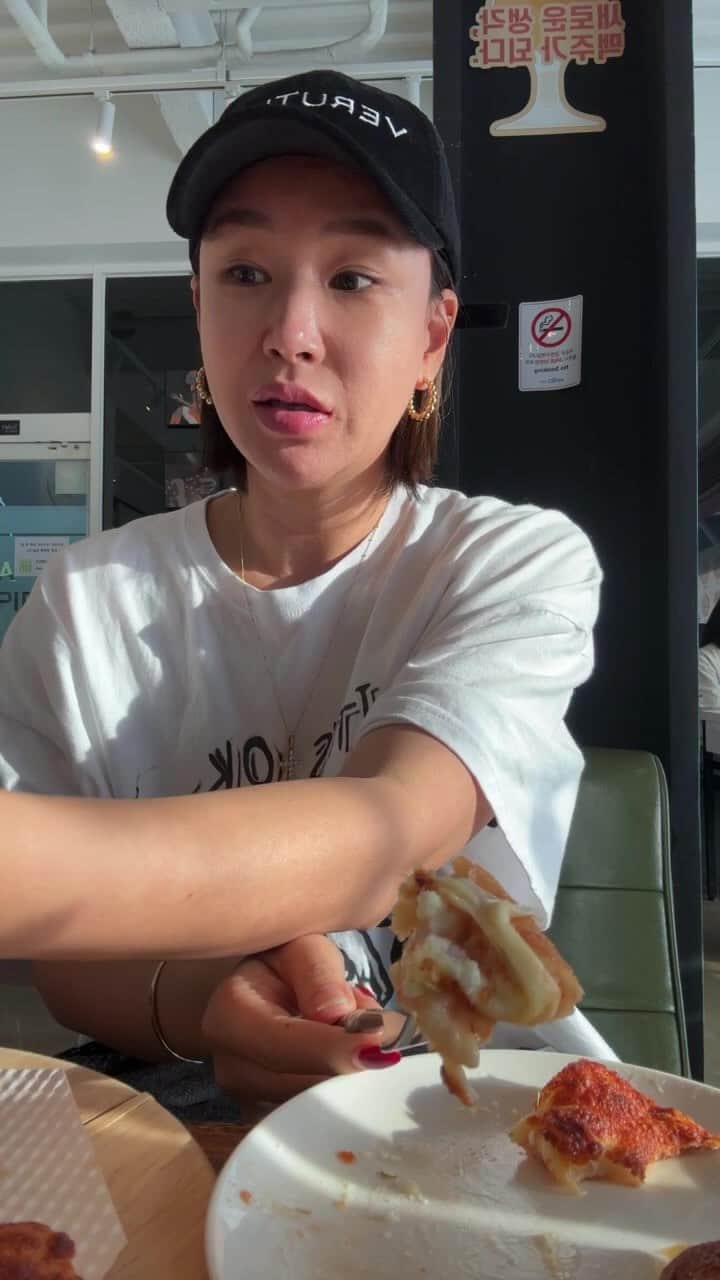 ペ・ユンジョンのインスタグラム：「네  또 먹었어요🫣 왜요..머요..」