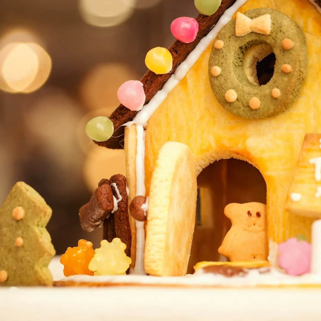 無印良品さんのインスタグラム写真 - (無印良品Instagram)「つくって楽しむクリスマス。『自分でつくる 生地からつくる ヘクセンハウス』 - 自分でクッキーを焼いて「お菓子の家」をつくるキットです。ココアや抹茶で３色のクッキーがつくれます。サンタの砂糖菓子やクッキーの型紙、つくり方のテキストをセットにしました。  お気に入りのお菓子をトッピングして、自分だけのオリジナル「ヘクセンハウス」をつくることも。  はじめから入っているクッキーを組み立てるだけでつくれる、『自分でつくる 組み立てる ヘクセンハウス』も用意しています。  ※『自分でつくる 組み立てる ヘクセンハウス』は実店舗限定商品です - #無印良品 #MUJI #お菓子 #ヘクセンハウス #クリスマス #クッキー」12月10日 16時00分 - muji_global