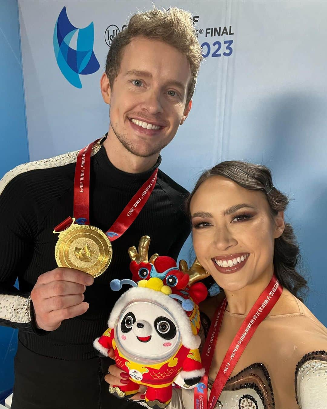 マディソン・チョックさんのインスタグラム写真 - (マディソン・チョックInstagram)「What a week here in Beijing! Thank you to the fans and OC for the warm hospitality! We had the best time performing for you all!  ❤️ To our @iceacademyofmontreal family we are forever grateful for your love and guidance. You have enriched our lives and given us a renewed love for skating.  🩵 Last but definitely not least thank you to my amazing parents for always being here, there and everywhere, traveling the globe to cheer us on.  💛 I love you all so much! ❤️🤗   #gpfinal2023 #chockbates #figureskating #icedance #iceacademyofmontreal #teamusa」12月10日 16時01分 - chockolate02