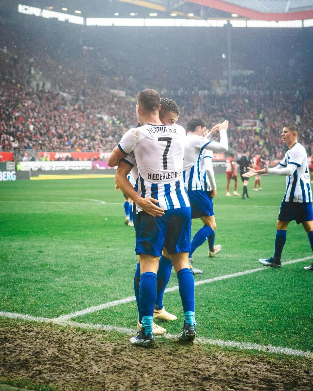 ヘルタ・ベルリンのインスタグラム：「Wir wünschen euch einen schönen zweiten Advent & einen gechillten Sonntag, Hertha-Fans – den können wir nach dieser Woche alle gut gebrauchen! 😂💙 #HaHoHe」