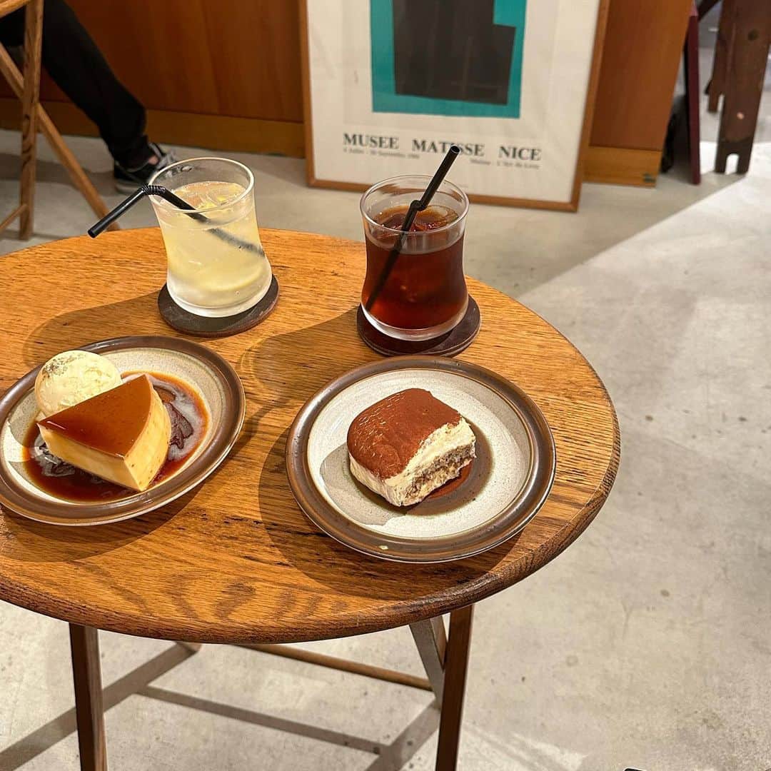 西村彩香のインスタグラム：「.  @_vourke_ の ティラミスとプリン美味しいよなー🫠🍮☕️  プリン好きの👨🏻‍🦱と ティラミス好きの私  最高やん。  #vourke  #大阪カフェ #osakacafe #오사카 #오사카카페  #카페」
