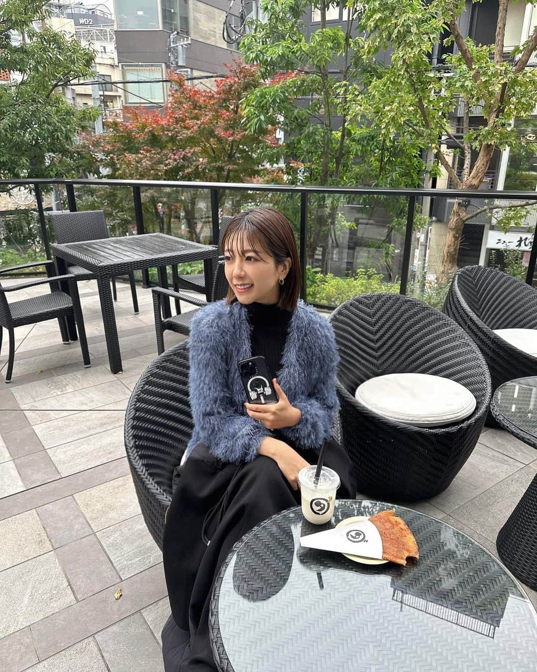 水田あゆみさんのインスタグラム写真 - (水田あゆみInstagram)「こすけとお出掛けな日♡  ダカフェで気になってたクレープを食べられて大満足でしたーん🥰  そしてそして最近ゲットしたCASETiFYのiPhone15に対応したケースがかわちい🫶  耐久性はそのままで、さらにスリム化して軽くなってた‼︎  無くさないようにストラップをセットにしてみたよ🤝  両手使えるようになって、意外とめちゃくちゃ便利でハマるかも🥹  @CASETiFY_JPで使える10%OFFのプロモコードいただいたのでぜひ使ってね♪  コード: 10AYUNE  @casetify #PR #CASETiFY#ShowYourColors #iPhone15  #スマホショルダー」12月10日 16時10分 - ayune____