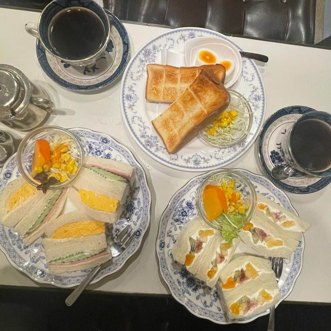 森岡悠さんのインスタグラム写真 - (森岡悠Instagram)「.  長崎にある激推し喫茶店 #珈琲富士男 ☕️ お父さんお母さんと行ってきました。  稲妻が走ったかのような美味しさ…。  モーニングメニューの厚切りトーストはサクッのあとにくるもっちりが幸せそのもので、たっぷり香るバターの風味、そして塩味が堪らず心の中で「おーいしー！！！」と叫びました。  厚切りトーストでこんなに感動したの初めてだわよ…。  たまごサンド、ハムときゅうりのサンド。 手に取った瞬間に優勝を確信するパンのふわもち具合。 そしてこのきゅうりいいいいい！美しすぎる並び！ マヨネーズとマスタードのバランスも「なんてこった！」な美味しさ。  一緒についてくる野菜サラダも「このサラダいくらでも食べられるな」と思えてしまう美味しさ。 (あのドレッシング一体何が入ってるんだあああ！？！？)  朝からこんなに幸せでいいのだろうか…と思ってしまう。  皆さん、幸せ求めて行ってみてください。 幸せはここにあります！！！」12月10日 16時24分 - morioka.yu