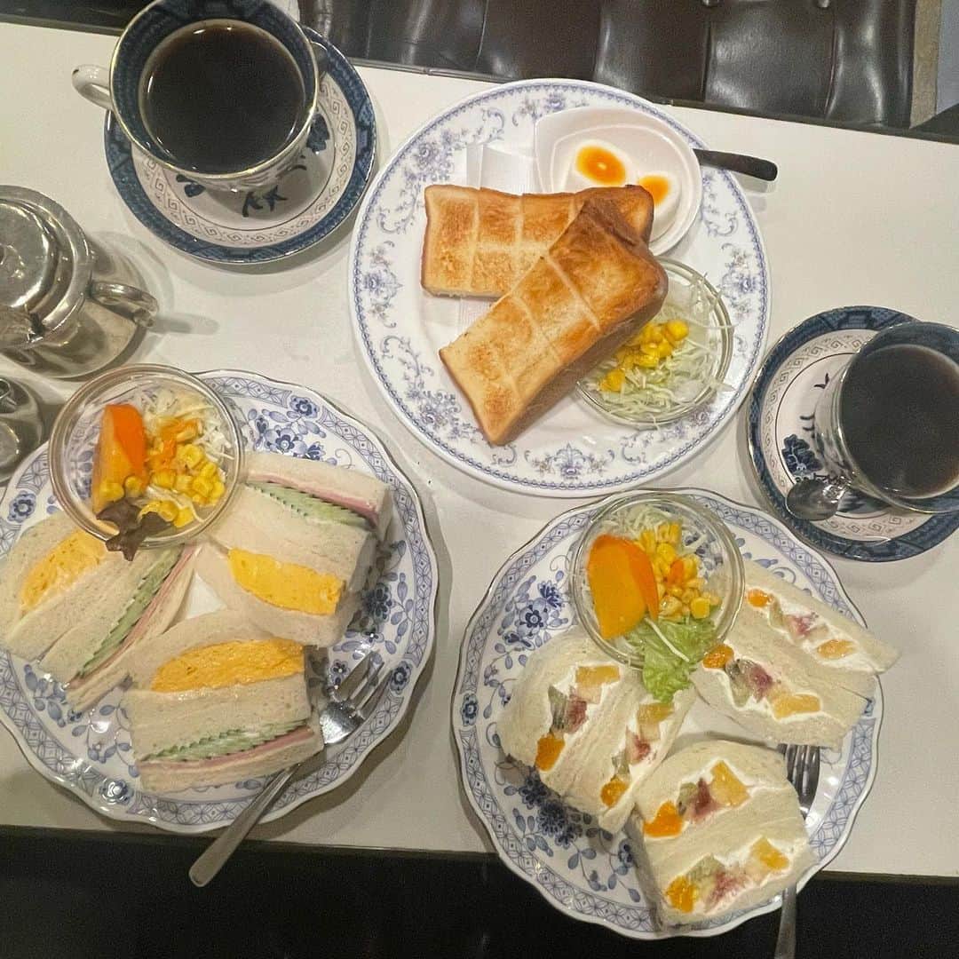 森岡悠のインスタグラム：「.  長崎にある激推し喫茶店 #珈琲富士男 ☕️ お父さんお母さんと行ってきました。  稲妻が走ったかのような美味しさ…。  モーニングメニューの厚切りトーストはサクッのあとにくるもっちりが幸せそのもので、たっぷり香るバターの風味、そして塩味が堪らず心の中で「おーいしー！！！」と叫びました。  厚切りトーストでこんなに感動したの初めてだわよ…。  たまごサンド、ハムときゅうりのサンド。 手に取った瞬間に優勝を確信するパンのふわもち具合。 そしてこのきゅうりいいいいい！美しすぎる並び！ マヨネーズとマスタードのバランスも「なんてこった！」な美味しさ。  一緒についてくる野菜サラダも「このサラダいくらでも食べられるな」と思えてしまう美味しさ。 (あのドレッシング一体何が入ってるんだあああ！？！？)  朝からこんなに幸せでいいのだろうか…と思ってしまう。  皆さん、幸せ求めて行ってみてください。 幸せはここにあります！！！」