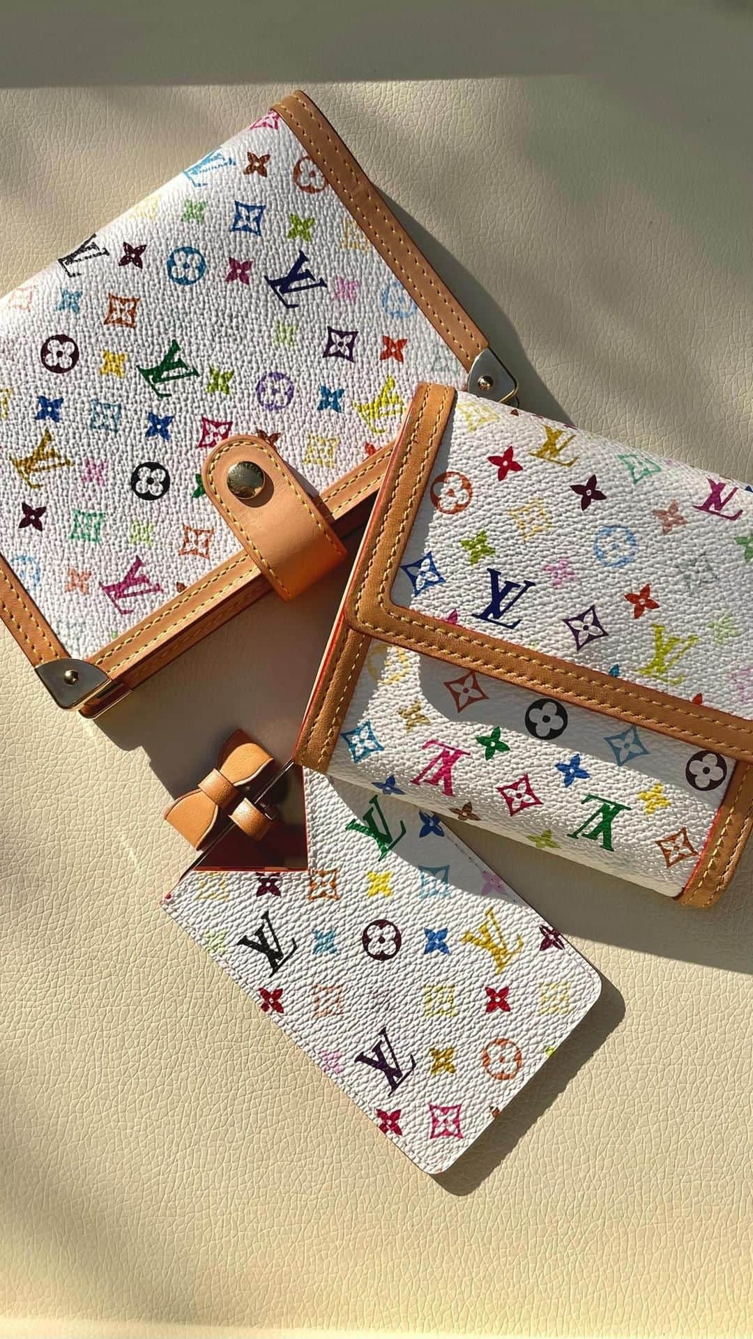 vintage Qooのインスタグラム：「Perfect Leather goods #TakashiMurakami × #LouisVuitton   ▼Customer service English/Chinese/Korean/Japanese *Please feel free to contact us! *商品が見つからない場合にはDMにてお問い合わせください   ▼International shipping via our online store. Link in bio.  #tokyovintageshop #오모테산도 #omotesando #aoyama #表參道 #명품빈티지 #빈티지패션 #도쿄빈티지샵  #ヴィンテージファッション #ヴィンテージショップ #louisvuitton #louisvuittonwallet #ルイヴィトン」