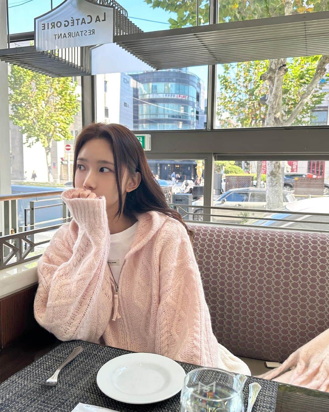 キム・ミニのインスタグラム：「겨울 느낌 가득 담긴 포근함 덕분에  제가 많이 아끼는 또하나의 아이템, 베이비 알파카 케이블 집업💞  예쁜 후기 많이 보내 주셔서 감사한 마음으로 저도 잘 입고 있어요👍🏻 특히 후기들 보니 허리를 쏙 잡아 주는 스커트에  여성스럽게 코디한 모습들이 제일 예쁘더라구요🙈 다가오는 크리스마스에는 트리 티셔츠와 함께 귀엽게 연출하시고  친구들과 파티 준비 해 보세요 🎄❤️  진짜 이제 연말이 코앞이라니 믿기지 않아요… 지금 케이블 후드 집업에 사용하고 있는  이 헤어리한 질감의 라쿤 + 알파카 원단은  봄부터 생산 되지 않아 아쉽지만 이 집업도 단종될 예정입니다 🥹  현재 아주 극소량 입금 취소분 입고되었으니  놓치셨던 분들은 미미워 사이트 메인을 확인해 주세요!🙇🏻‍♀️🎵」