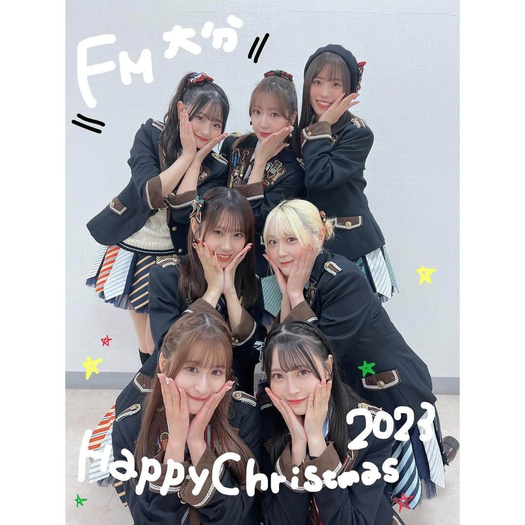 栗山梨奈さんのインスタグラム写真 - (栗山梨奈Instagram)「FM大分\\Happy Christmas2023//⭐️  ご来場いただきありがとうございました！短い時間でしたがとても楽しかったです🎄 念願の大人列車の衣装も着れて大満足！  同期でたくさん大分に来れてすごくすごく嬉しい一年でした！ また来年も！！  今回のイベントでの公開収録は 12/24のエフエム大分19:00〜19:55「Happy Christmas2023」にて放送されます！ お楽しみに〜📻👏  #FM大分#FMOITA#大分#HKT48#radiko#happyChristmas#ハッピークリスマス」12月10日 16時33分 - krn_hkt48