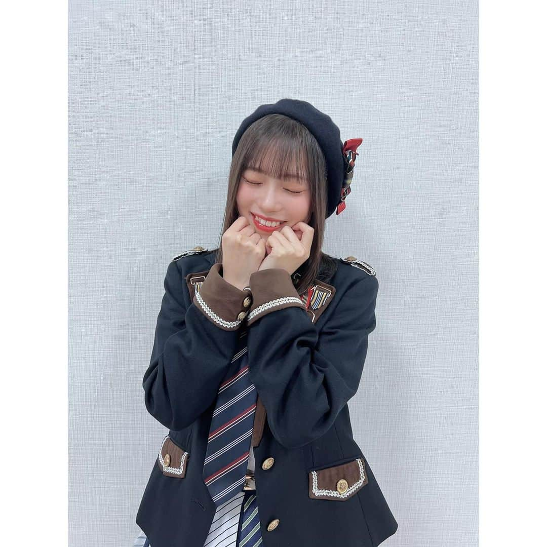 栗山梨奈さんのインスタグラム写真 - (栗山梨奈Instagram)「FM大分\\Happy Christmas2023//⭐️  ご来場いただきありがとうございました！短い時間でしたがとても楽しかったです🎄 念願の大人列車の衣装も着れて大満足！  同期でたくさん大分に来れてすごくすごく嬉しい一年でした！ また来年も！！  今回のイベントでの公開収録は 12/24のエフエム大分19:00〜19:55「Happy Christmas2023」にて放送されます！ お楽しみに〜📻👏  #FM大分#FMOITA#大分#HKT48#radiko#happyChristmas#ハッピークリスマス」12月10日 16時33分 - krn_hkt48