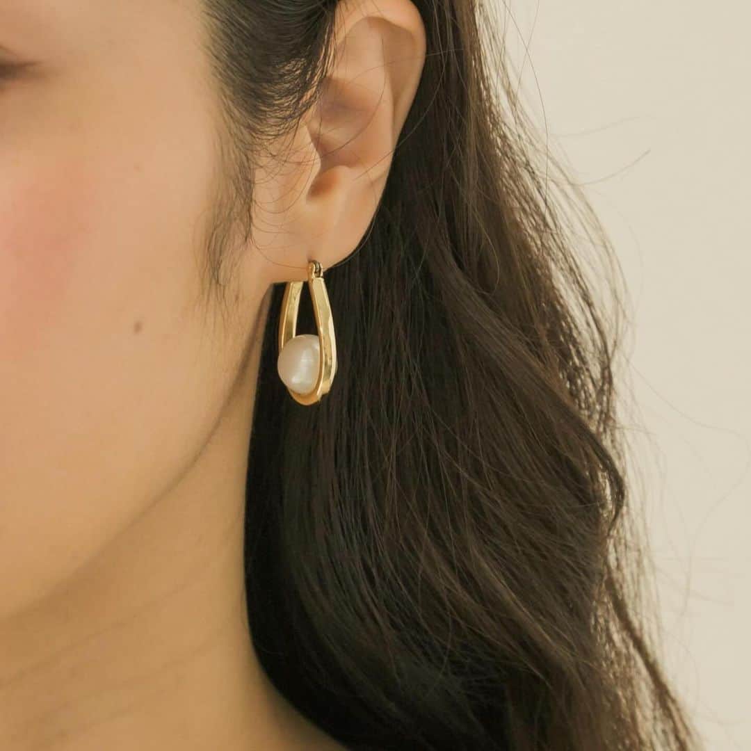 SMELLYさんのインスタグラム写真 - (SMELLYInstagram)「［pearl accessories］  結婚式のお呼ばれや卒入学式などのフォーマルなシーンだけではなく 日々のワードローブにもおすすめのパールアイテム。 SMELLYのパールアイテムからお気に入りの1点を見つけてみて！  _____  カーブメタルパールピアス ¥2,090→¥1,672(tax incl.)  ツブツブパールボリュームイヤリング ¥2,860→¥2,288(tax incl.)  ランダムパールカタミミイヤリング ¥1,760(tax incl.)  ラジアルメタルイヤリング ¥1,870→¥1,496(tax incl.)  パール2ゴムセット ¥1,100(tax incl.)  ミニパール2セットネックレス ¥1,980→¥1,584(tax incl.)  2イヤカフセット ¥1,980(tax incl.)  メタルフレームパールピアス ¥1,760→¥1,408(tax incl.)  _____  #smellyjp #accessory #pearl #earring #pierce #necklace #hairaccessories  #earcuff」12月10日 16時25分 - smelly.jp