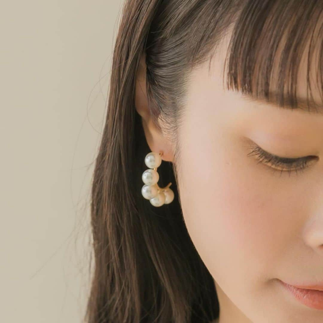 SMELLYさんのインスタグラム写真 - (SMELLYInstagram)「［pearl accessories］  結婚式のお呼ばれや卒入学式などのフォーマルなシーンだけではなく 日々のワードローブにもおすすめのパールアイテム。 SMELLYのパールアイテムからお気に入りの1点を見つけてみて！  _____  カーブメタルパールピアス ¥2,090→¥1,672(tax incl.)  ツブツブパールボリュームイヤリング ¥2,860→¥2,288(tax incl.)  ランダムパールカタミミイヤリング ¥1,760(tax incl.)  ラジアルメタルイヤリング ¥1,870→¥1,496(tax incl.)  パール2ゴムセット ¥1,100(tax incl.)  ミニパール2セットネックレス ¥1,980→¥1,584(tax incl.)  2イヤカフセット ¥1,980(tax incl.)  メタルフレームパールピアス ¥1,760→¥1,408(tax incl.)  _____  #smellyjp #accessory #pearl #earring #pierce #necklace #hairaccessories  #earcuff」12月10日 16時25分 - smelly.jp