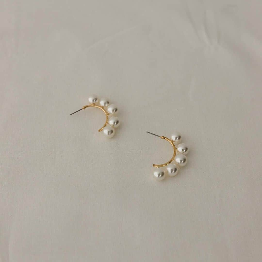 SMELLYさんのインスタグラム写真 - (SMELLYInstagram)「［pearl accessories］  結婚式のお呼ばれや卒入学式などのフォーマルなシーンだけではなく 日々のワードローブにもおすすめのパールアイテム。 SMELLYのパールアイテムからお気に入りの1点を見つけてみて！  _____  カーブメタルパールピアス ¥2,090→¥1,672(tax incl.)  ツブツブパールボリュームイヤリング ¥2,860→¥2,288(tax incl.)  ランダムパールカタミミイヤリング ¥1,760(tax incl.)  ラジアルメタルイヤリング ¥1,870→¥1,496(tax incl.)  パール2ゴムセット ¥1,100(tax incl.)  ミニパール2セットネックレス ¥1,980→¥1,584(tax incl.)  2イヤカフセット ¥1,980(tax incl.)  メタルフレームパールピアス ¥1,760→¥1,408(tax incl.)  _____  #smellyjp #accessory #pearl #earring #pierce #necklace #hairaccessories  #earcuff」12月10日 16時25分 - smelly.jp