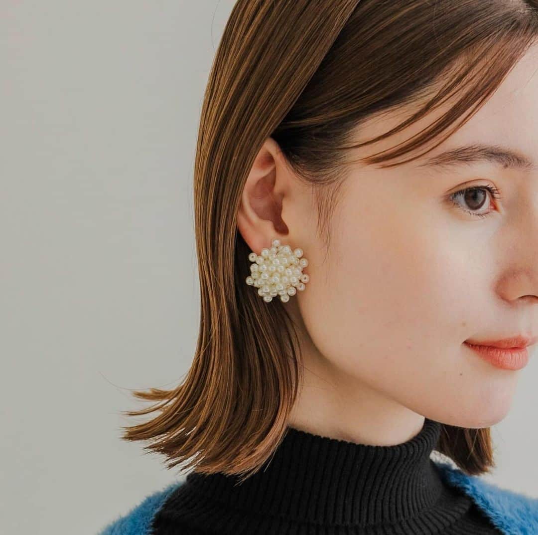 SMELLYさんのインスタグラム写真 - (SMELLYInstagram)「［pearl accessories］  結婚式のお呼ばれや卒入学式などのフォーマルなシーンだけではなく 日々のワードローブにもおすすめのパールアイテム。 SMELLYのパールアイテムからお気に入りの1点を見つけてみて！  _____  カーブメタルパールピアス ¥2,090→¥1,672(tax incl.)  ツブツブパールボリュームイヤリング ¥2,860→¥2,288(tax incl.)  ランダムパールカタミミイヤリング ¥1,760(tax incl.)  ラジアルメタルイヤリング ¥1,870→¥1,496(tax incl.)  パール2ゴムセット ¥1,100(tax incl.)  ミニパール2セットネックレス ¥1,980→¥1,584(tax incl.)  2イヤカフセット ¥1,980(tax incl.)  メタルフレームパールピアス ¥1,760→¥1,408(tax incl.)  _____  #smellyjp #accessory #pearl #earring #pierce #necklace #hairaccessories  #earcuff」12月10日 16時25分 - smelly.jp