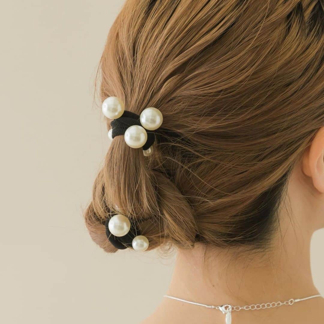 SMELLYさんのインスタグラム写真 - (SMELLYInstagram)「［pearl accessories］  結婚式のお呼ばれや卒入学式などのフォーマルなシーンだけではなく 日々のワードローブにもおすすめのパールアイテム。 SMELLYのパールアイテムからお気に入りの1点を見つけてみて！  _____  カーブメタルパールピアス ¥2,090→¥1,672(tax incl.)  ツブツブパールボリュームイヤリング ¥2,860→¥2,288(tax incl.)  ランダムパールカタミミイヤリング ¥1,760(tax incl.)  ラジアルメタルイヤリング ¥1,870→¥1,496(tax incl.)  パール2ゴムセット ¥1,100(tax incl.)  ミニパール2セットネックレス ¥1,980→¥1,584(tax incl.)  2イヤカフセット ¥1,980(tax incl.)  メタルフレームパールピアス ¥1,760→¥1,408(tax incl.)  _____  #smellyjp #accessory #pearl #earring #pierce #necklace #hairaccessories  #earcuff」12月10日 16時25分 - smelly.jp