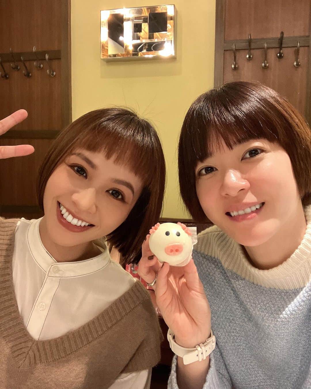 上野樹里さんのインスタグラム写真 - (上野樹里Instagram)「「黃姵嘉」（Peijia Huang）、 ぺシーと再会 楽しかった😊 プレゼントありがとう🎁💝 この後の取材では、台湾2日目にして感動がいっぱい過ぎて、涙が溢れた😢 感謝‼️🙏☀️ #隣人X疑惑の彼女 in Taiwan 🇹🇼」12月10日 16時26分 - _juri_art_