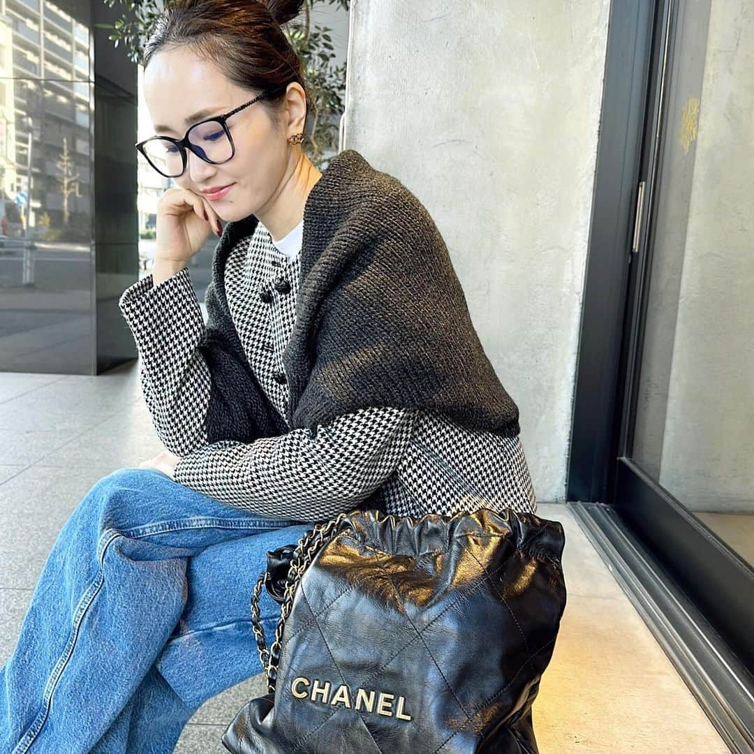 kyoco_ococさんのインスタグラム写真 - (kyoco_ococInstagram)「Sunday☕️🖤  今日はあったかかった☺️☺️☺️  jacket @_bluelea_  denim @zara bag @chanel sneaker @celine」12月10日 16時42分 - kyocoococ