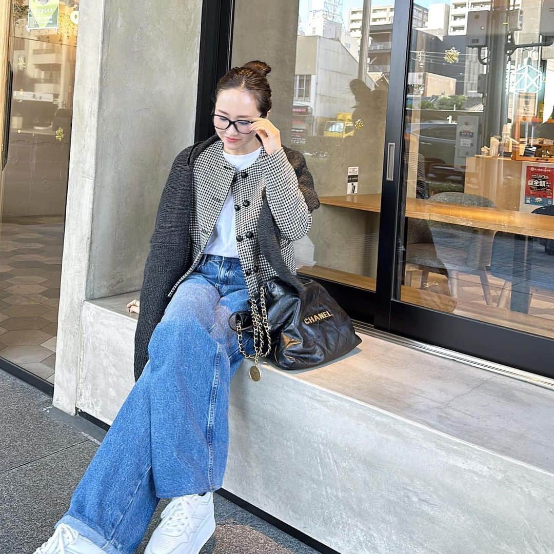 kyoco_ococのインスタグラム：「Sunday☕️🖤  今日はあったかかった☺️☺️☺️  jacket @_bluelea_  denim @zara bag @chanel sneaker @celine」