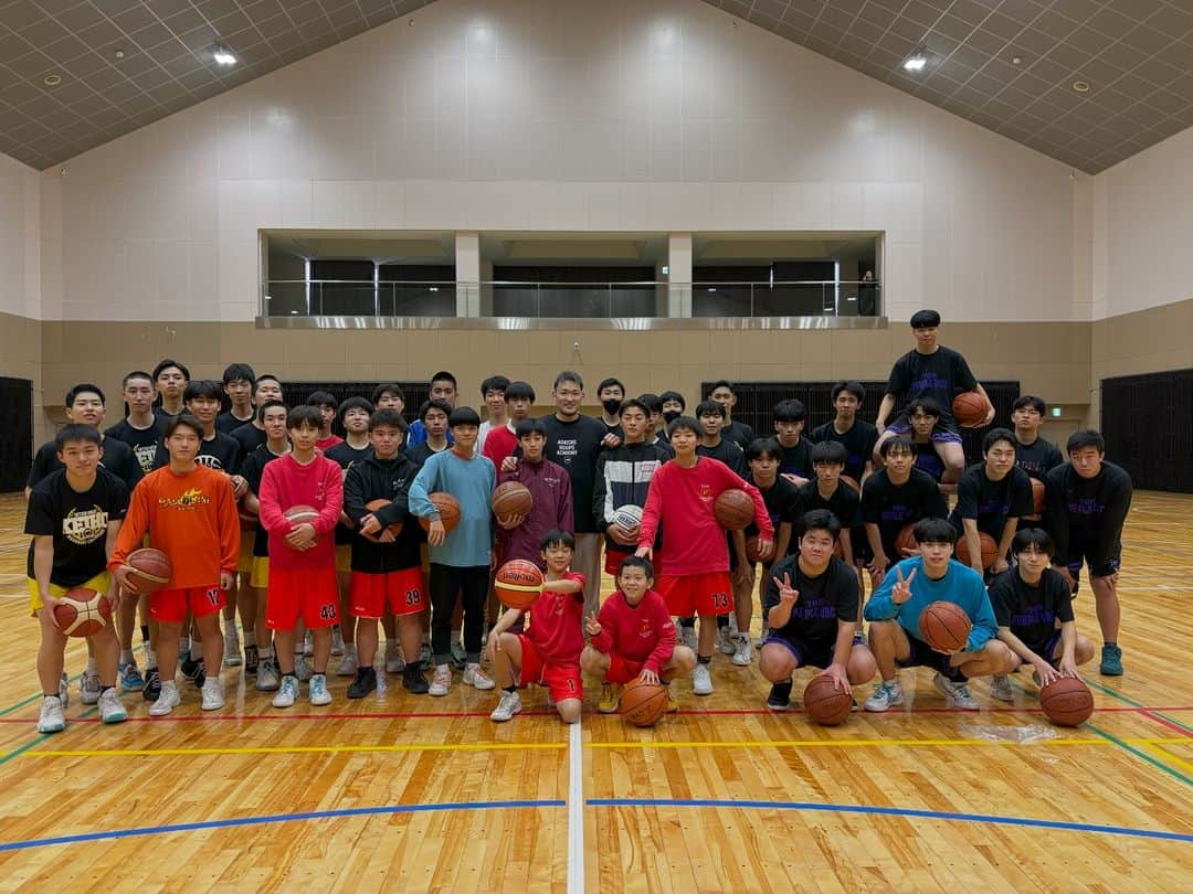 青木太一のインスタグラム：「🎒 #AokicksHoopsAcademy   in北九州🍜  @keiho_basketball_2023  @hakata87.basketball  @toin_basketballofficial  ニューノーマル  #バスケ #AOKICKSHOOPS #アオキックス @aokicks.tokyo」