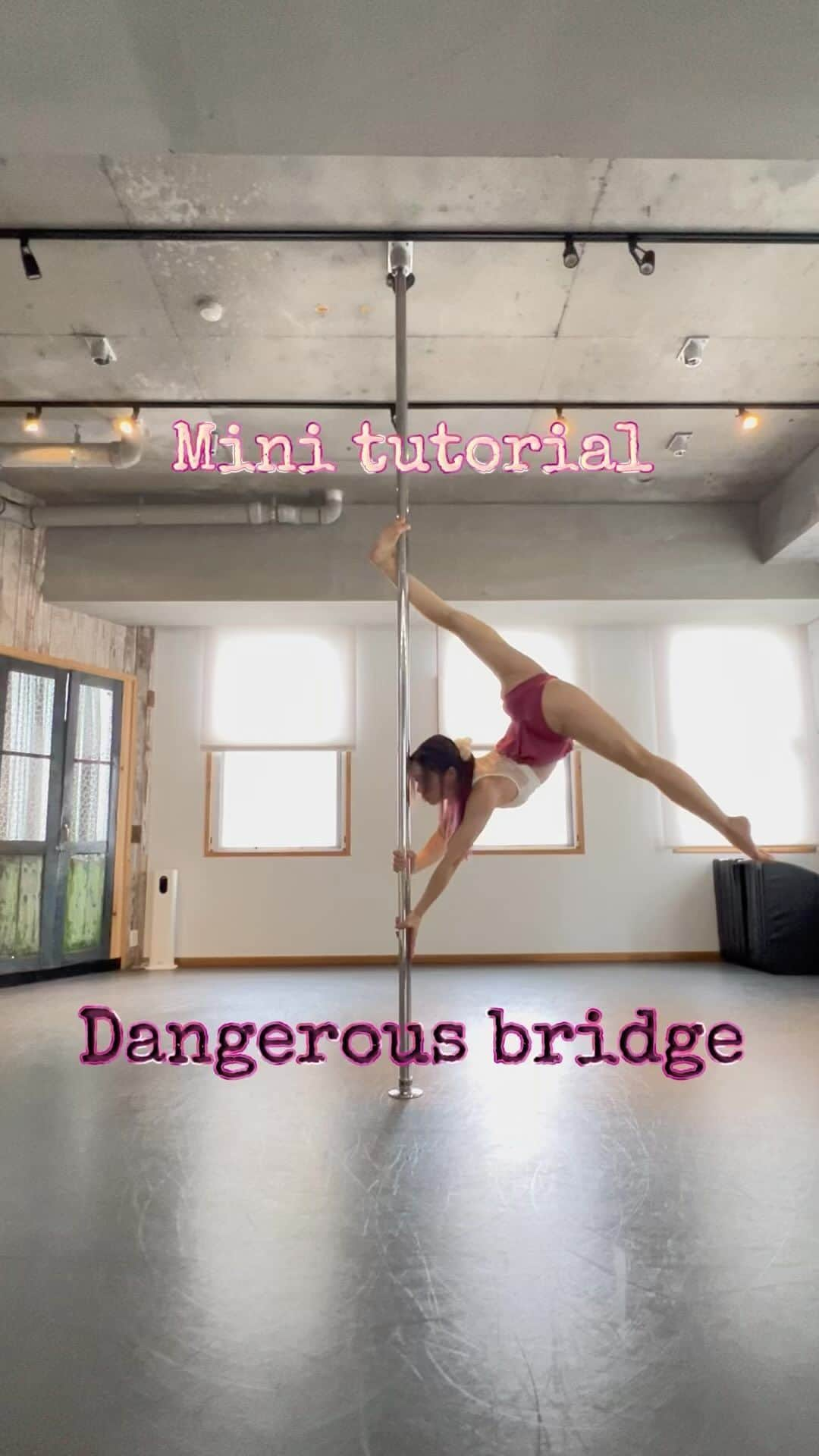 坂井絢香のインスタグラム：「Mini tutorial🎢  #pddangerousbridge  私のお気に入りトリック✨ 慣れるまではポールにかける足が痛いかも！ いや、痛いよ！笑 頑張ってね💪❤️  挑戦したよー！出来たよー！ のタグ付け待ってます🫡💕　  Wearing @hot_han_official   #poledance #pdtricks #pdtutorial  #spinningpole」