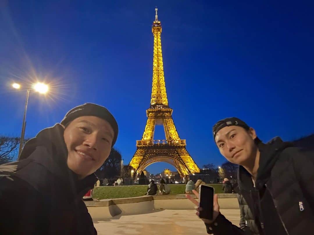 キム・ジョングクのインスタグラム：「#Paris #Eiffeltower #시공간셀카 #파리 #에펠탑」