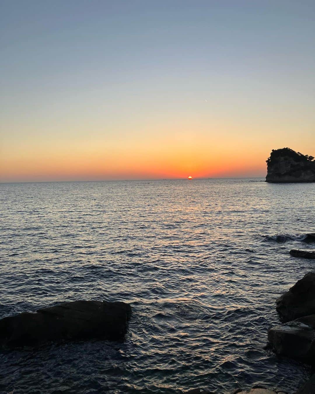 吉見佑子のインスタグラム：「円月島で、みんなで並んで夕陽を見てる」